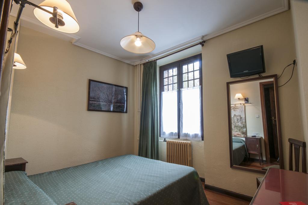 Hostal Ayestaran II Lekunberri Exteriör bild